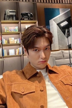 否认恋上李敏镐.妍雨:是亲近前后辈