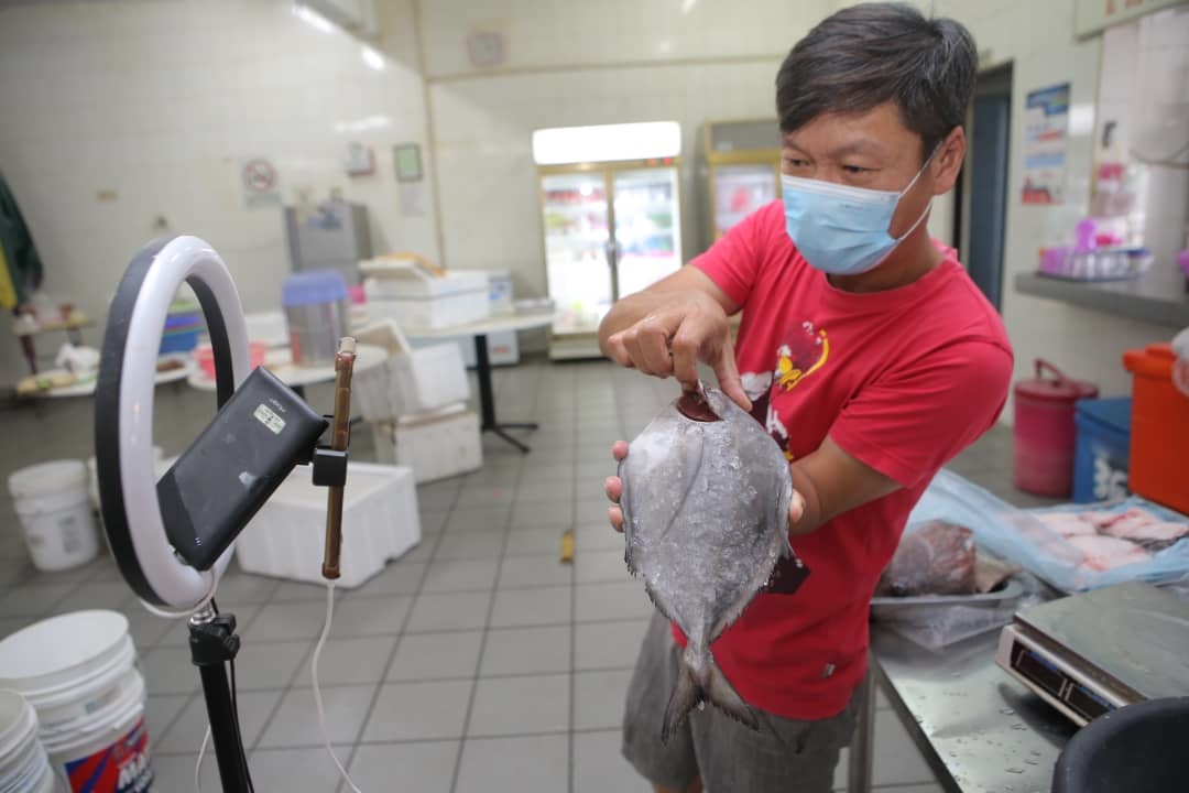 霹:★9月1日见报/封底主文/疫流而上| 卖肉扒饭直播卖海鲜 林少平疲惫仍咬紧牙关