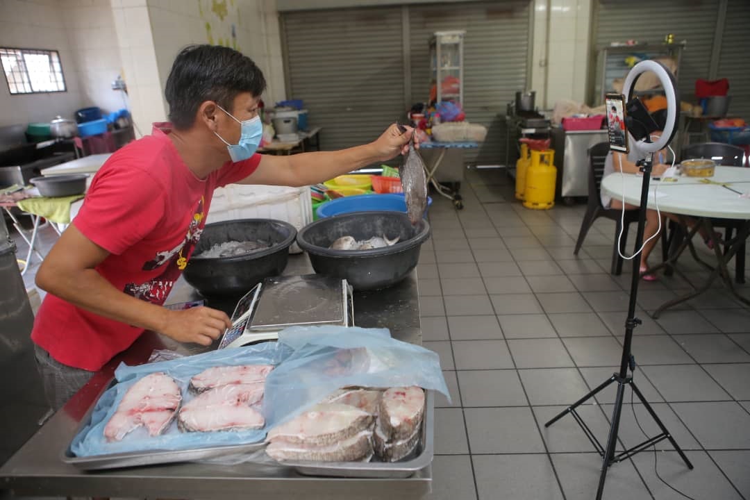 霹:★9月1日见报/封底主文/疫流而上| 卖肉扒饭直播卖海鲜 林少平疲惫仍咬紧牙关