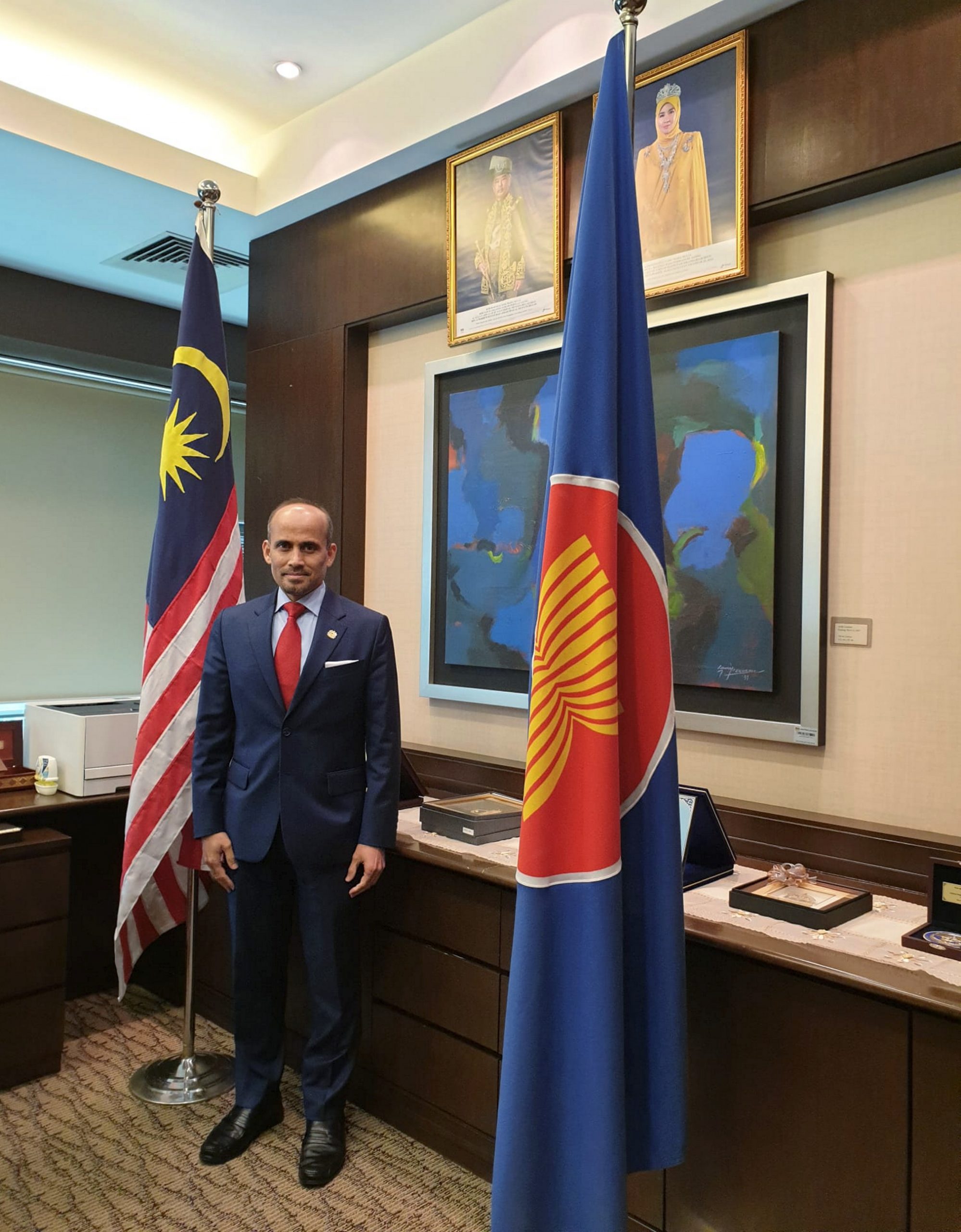 马驻新加坡专员呈递国书