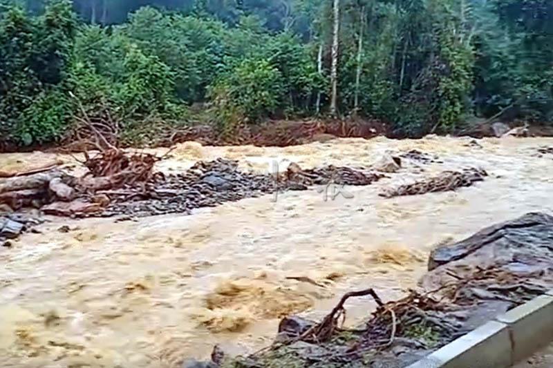 迪迪哈云河水又猛涨 网民拍下视频 场面骇人 迪迪哈云河水又猛涨 网民拍下视频 场面骇人