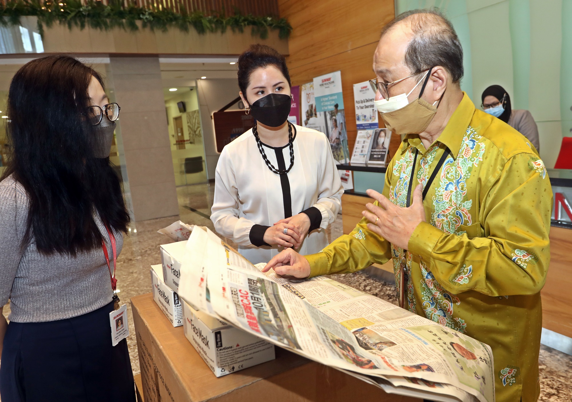  29日见报／ 下全国版：Sunway Medical移交口罩给星洲日报基金会（全国新闻版）