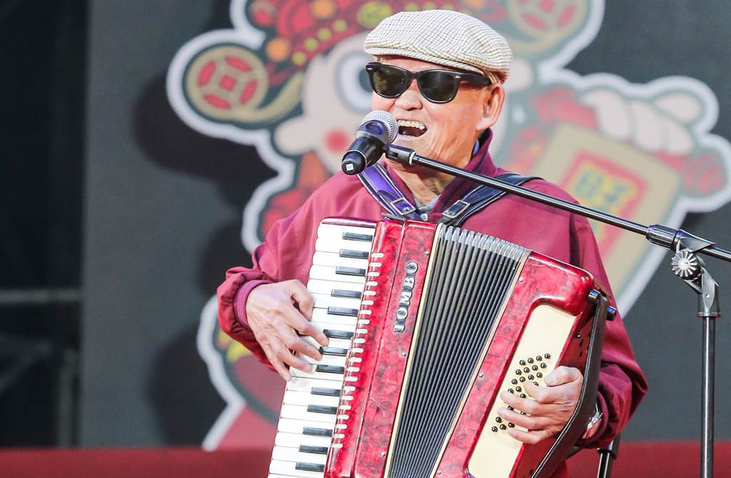 72岁李炳辉残障补助被取消.菜市场卖唱日赚75过活