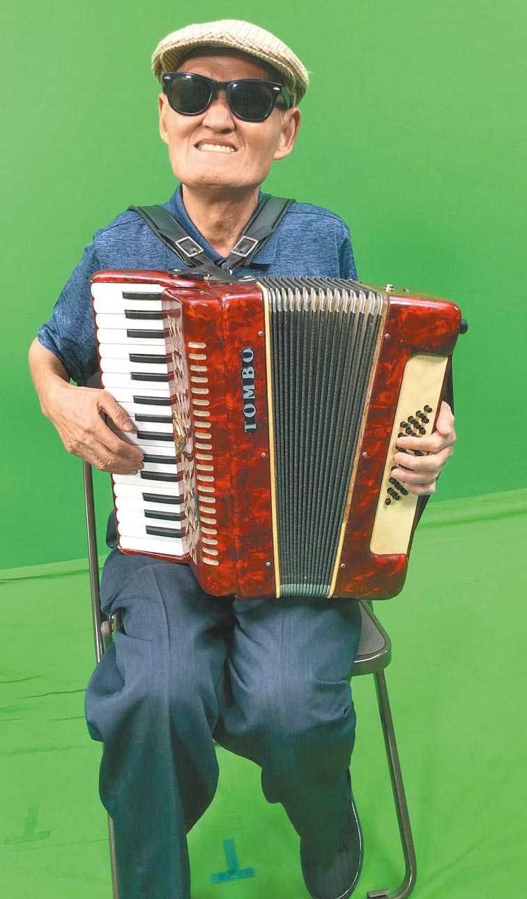 72岁李炳辉残障补助被取消.菜市场卖唱日赚75过活