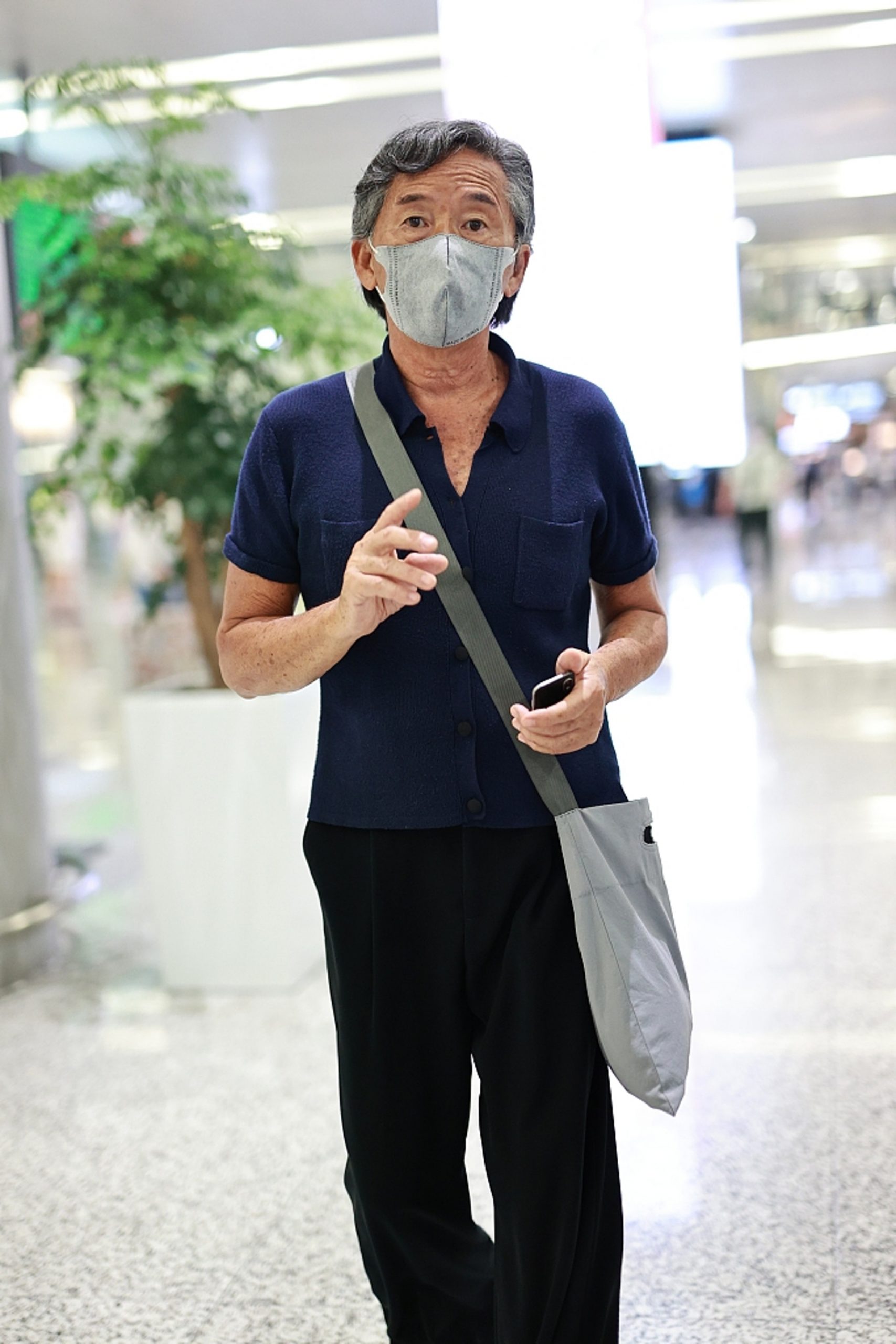  73岁林子祥斜背布袋现身机场‧打扮获赞接地气