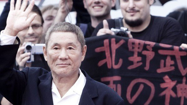 74岁北野武深夜遇袭.男子锄头碎车镜被捕