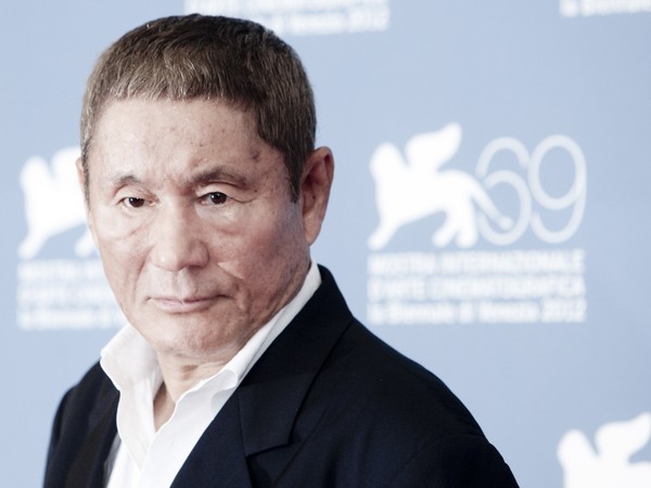 74岁北野武深夜遇袭.男子锄头碎车镜被捕