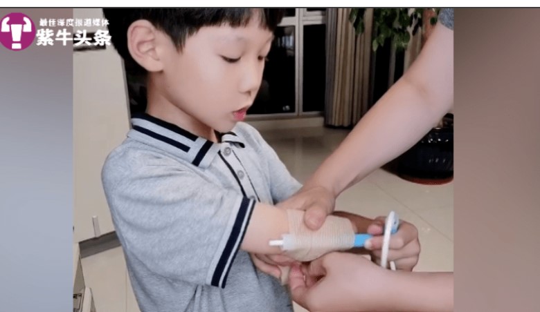    7岁独臂男孩跳绳视频看哭网民，妈妈：他还会攀岩敲架子