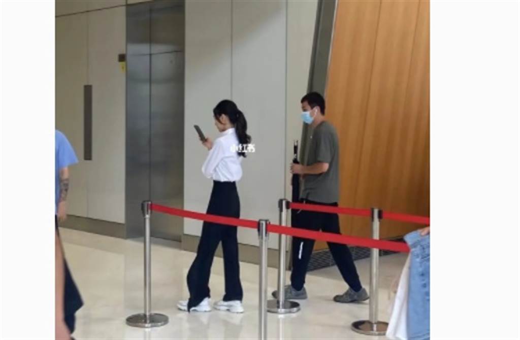 Angelababy零修图照流出·脖子瘦到爆筋