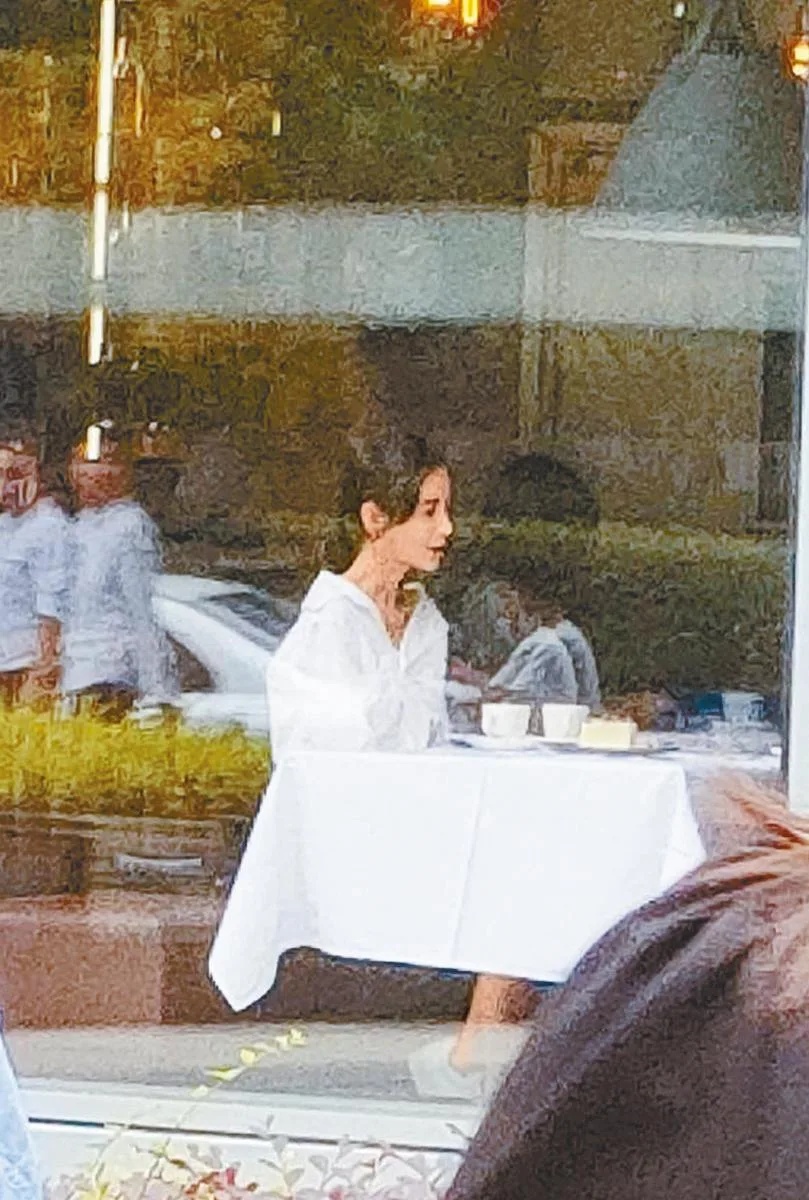 Angelababy零修图照流出·脖子瘦到爆筋