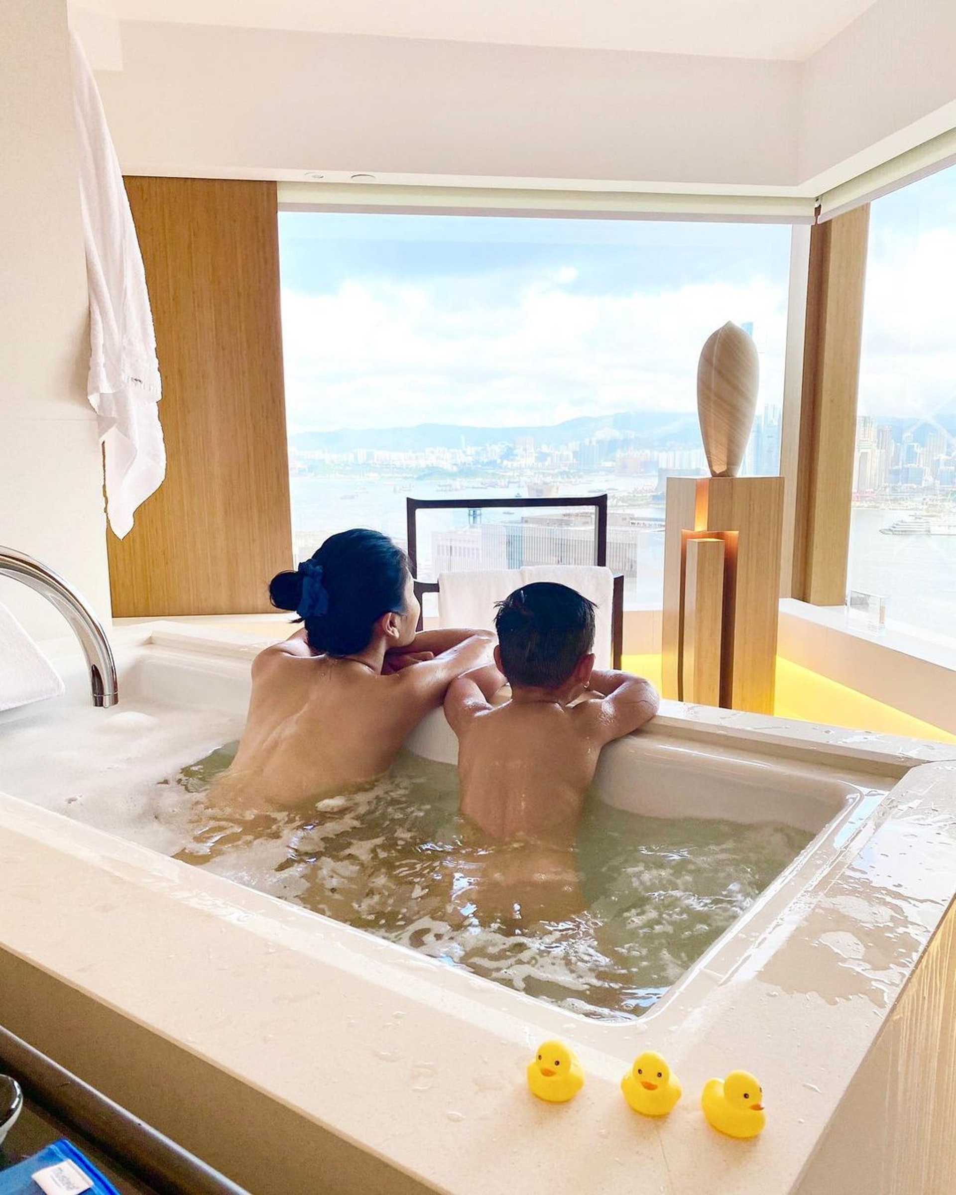 与3岁儿裸泡澡挨批.林芊妤呛:有什么问题?