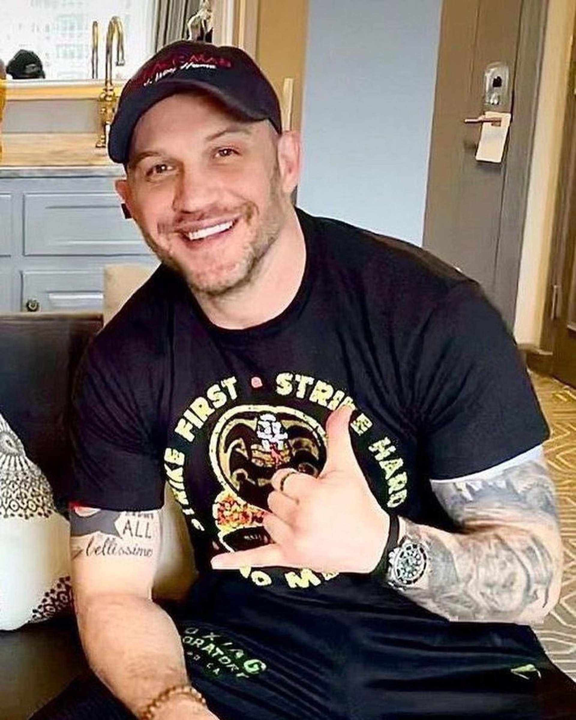 剧透了? 汤哈迪戴蜘蛛人帽子合照遭导演秒删