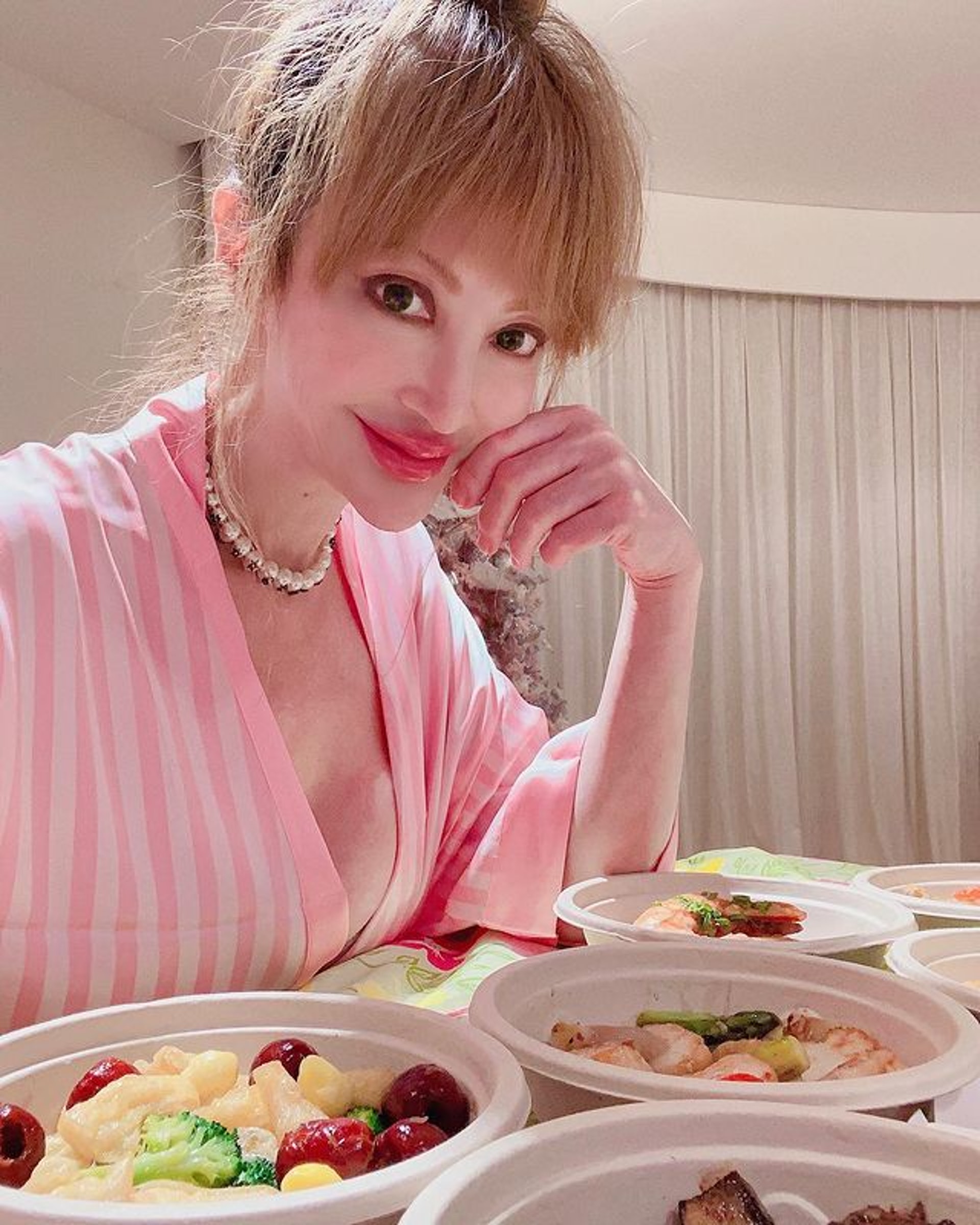 薛芷伦惊传遇车祸.车尾挨撞成“夹心饼”