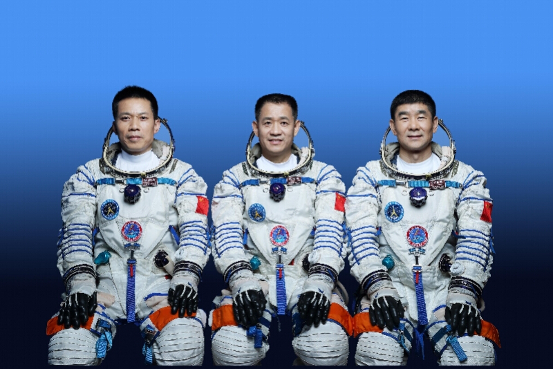 “太空出差三人组”的家人:正跟老师学做牛杂面等待团聚