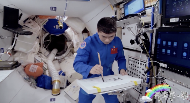 “太空出差三人组”的家人:正跟老师学做牛杂面等待团聚