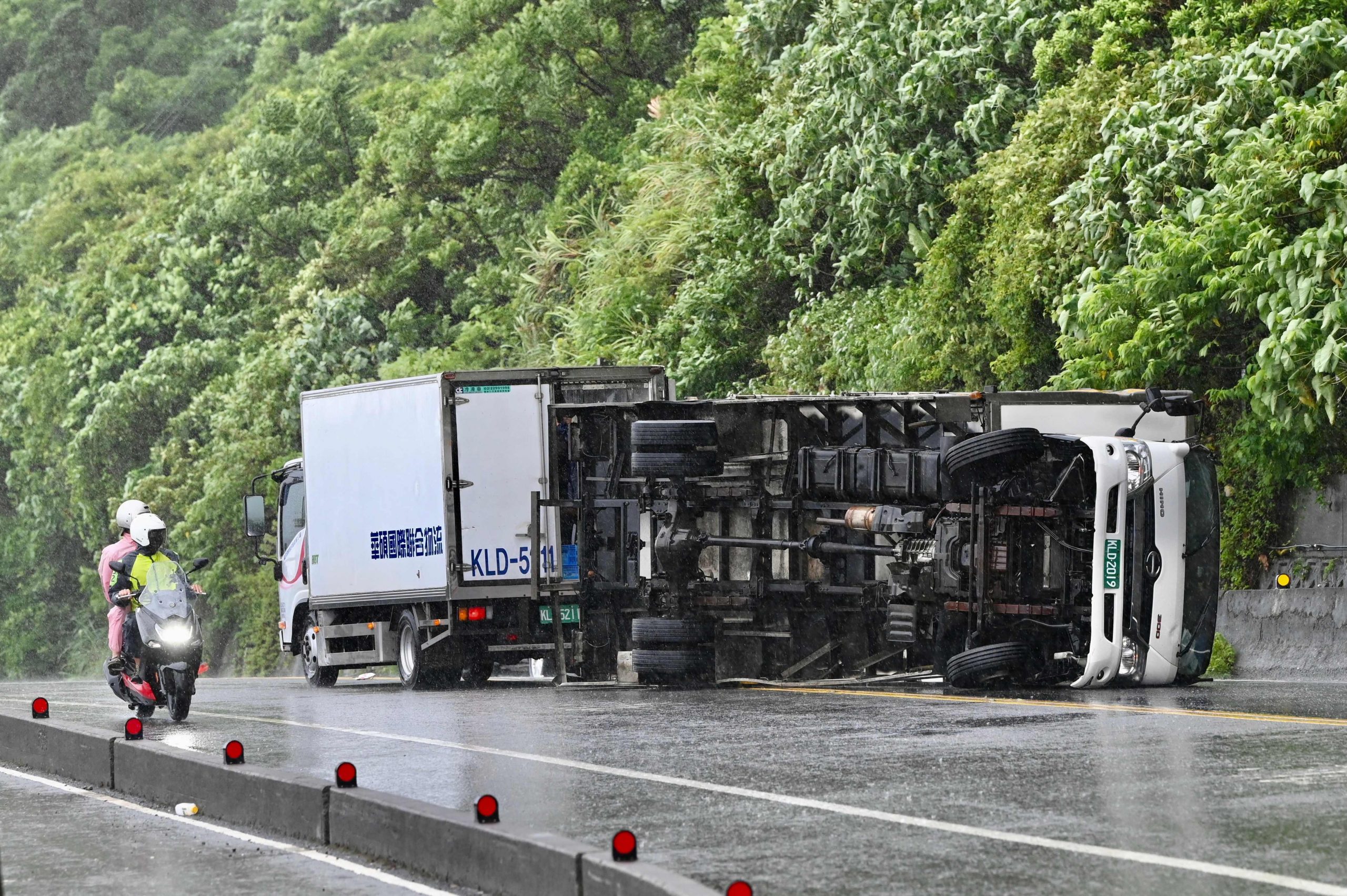 “灿都”袭台多地暴雨   兰屿12级阵风7公尺巨浪