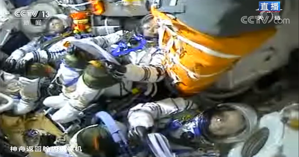 “神十二”返回舱 成功着陆 3太空人顺利出舱