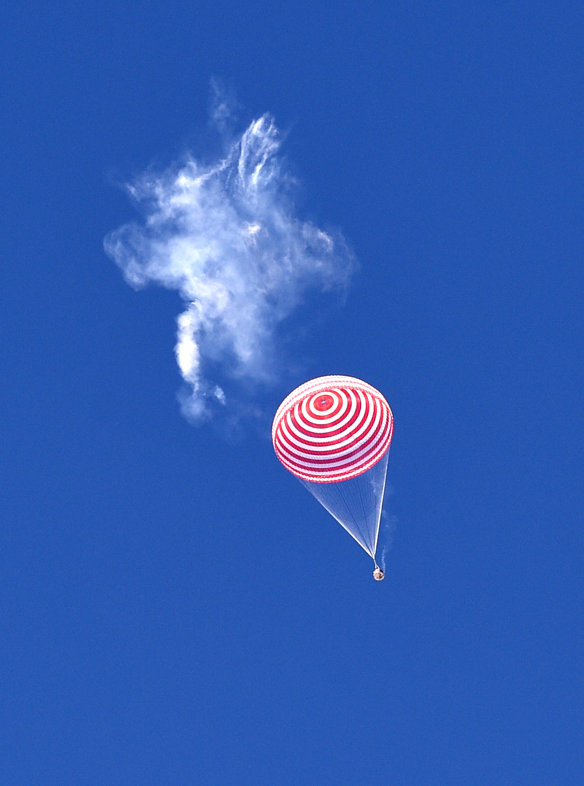 “神十二”返回舱 成功着陆 3太空人顺利出舱