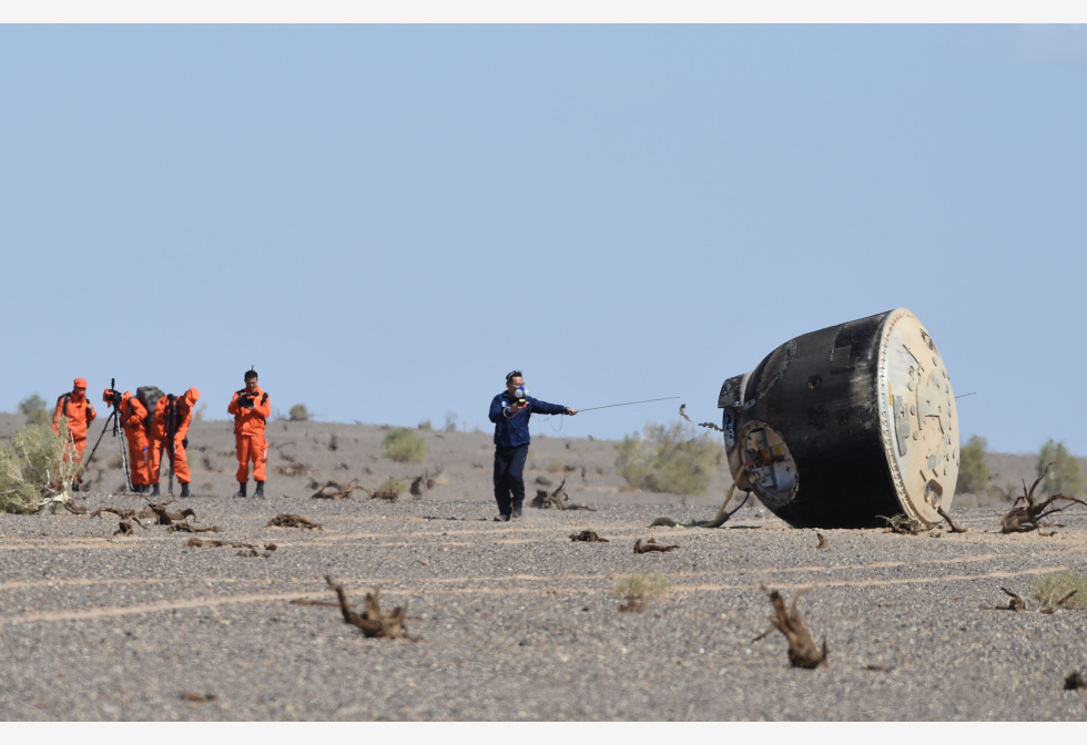 “神十二”返回舱 成功着陆 3太空人顺利出舱