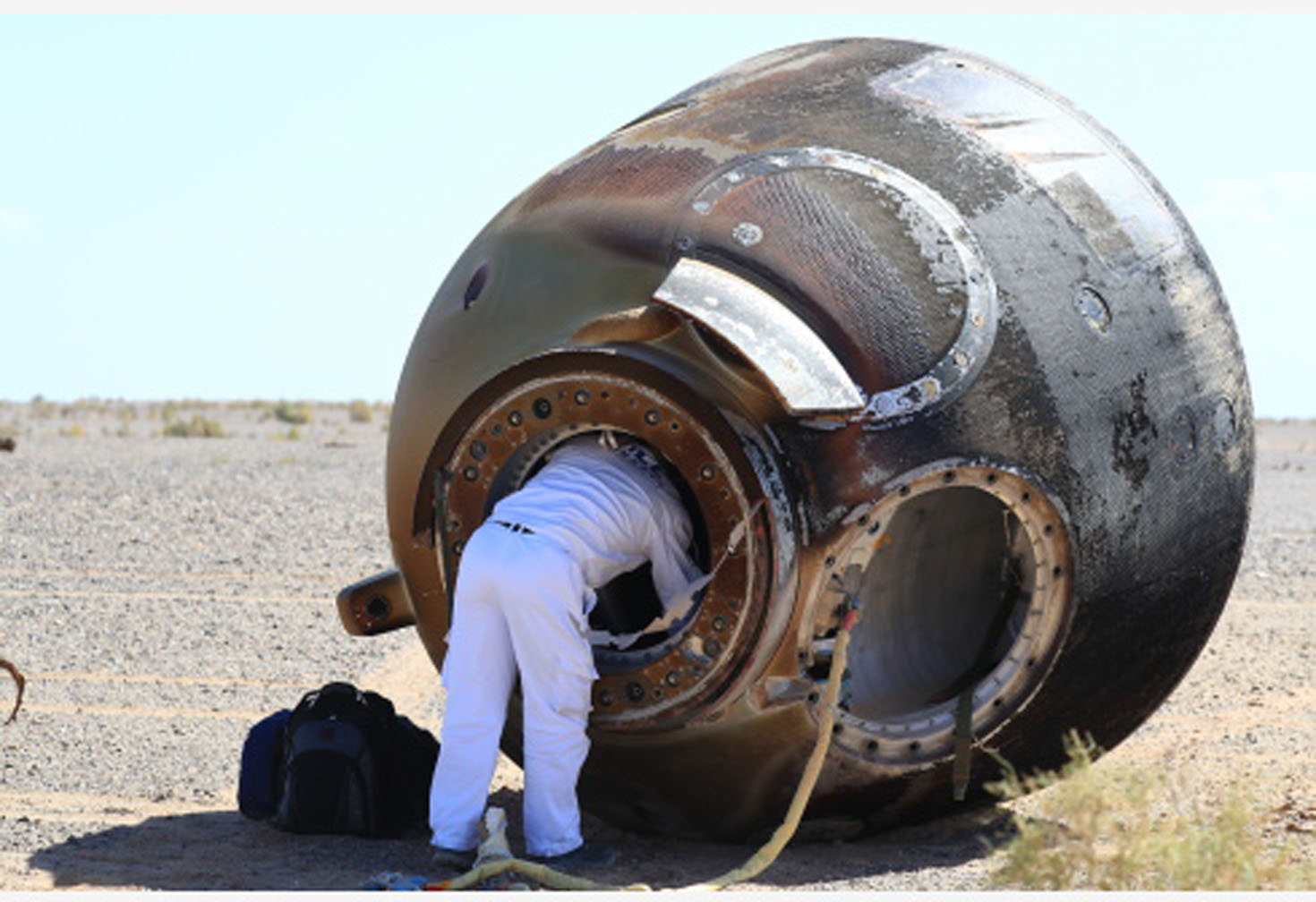 “神十二”返回舱 成功着陆 3太空人顺利出舱