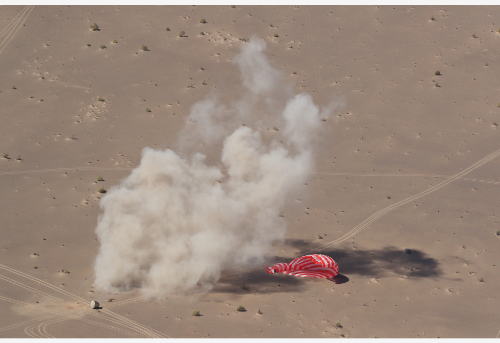 “神十二”返回舱 成功着陆 3太空人顺利出舱