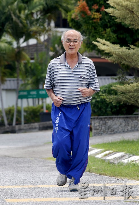 ★10月1日刊登/大霹雳封底主文/【银发飘飘】/陈如知读书过日子“还书债”