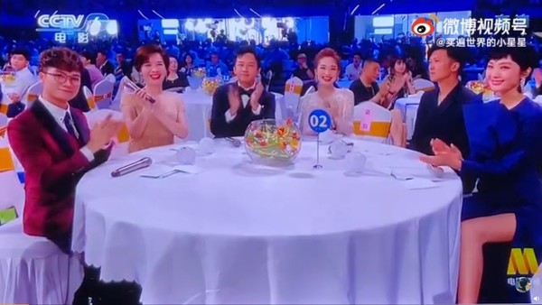 《湾区升明月》|“世纪同台”期待落空.王菲演唱谢霆锋木无表情