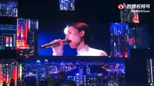 《湾区升明月》|“世纪同台”期待落空.王菲演唱谢霆锋木无表情