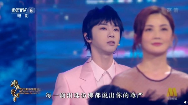 《湾区升明月》中港台|22明星大合唱.挨酸“大型假唱现场”	