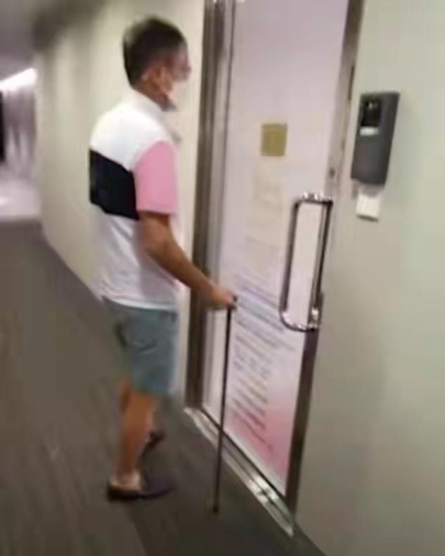 一夕苍老？ 李嘉欣富豪老公拄拐杖求医