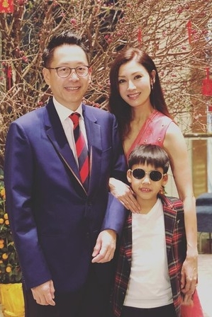 一夕苍老？ 李嘉欣富豪老公拄拐杖求医