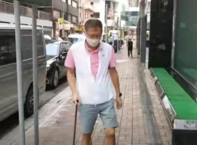 一夕苍老？ 李嘉欣富豪老公拄拐杖求医