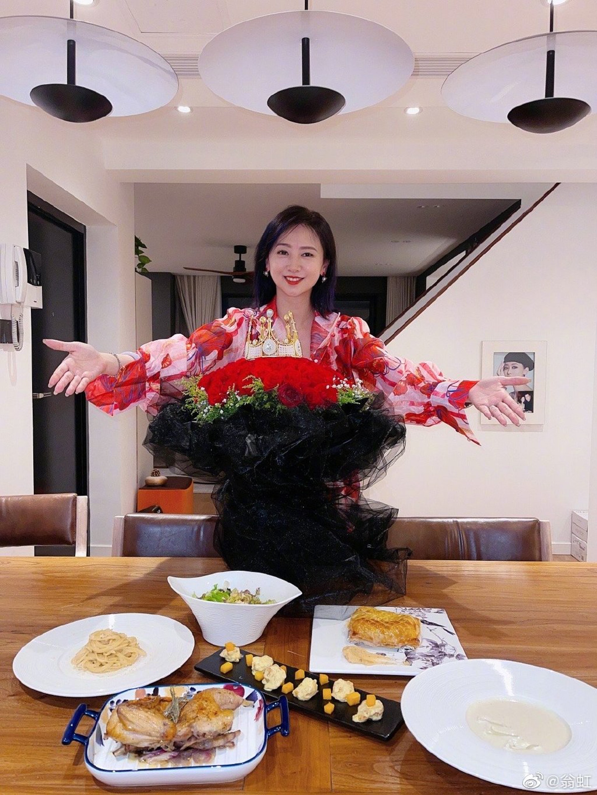  一家三口庆生‧53岁翁虹同框女儿像姊妹