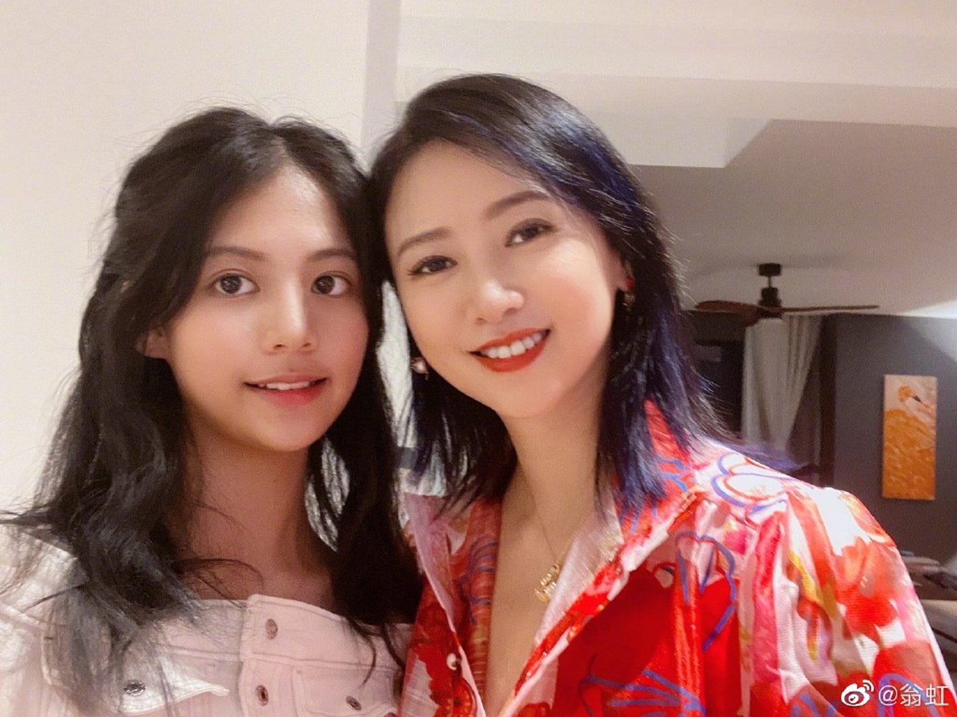  一家三口庆生‧53岁翁虹同框女儿像姊妹