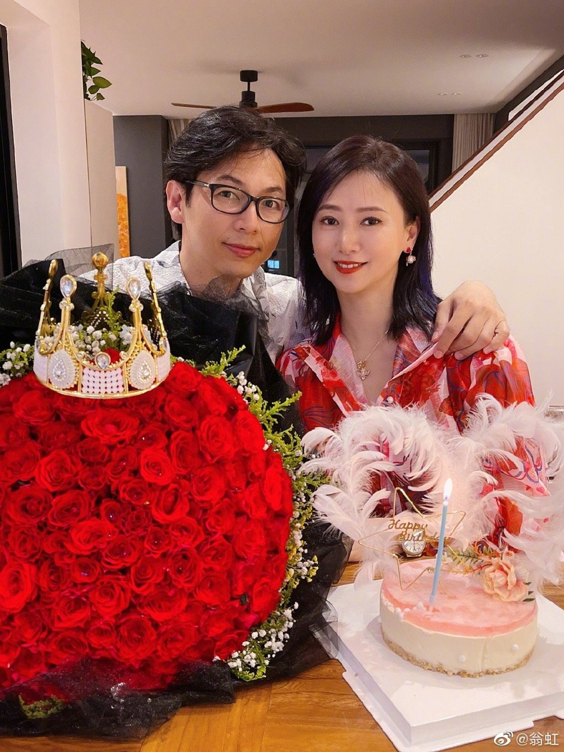  一家三口庆生‧53岁翁虹同框女儿像姊妹