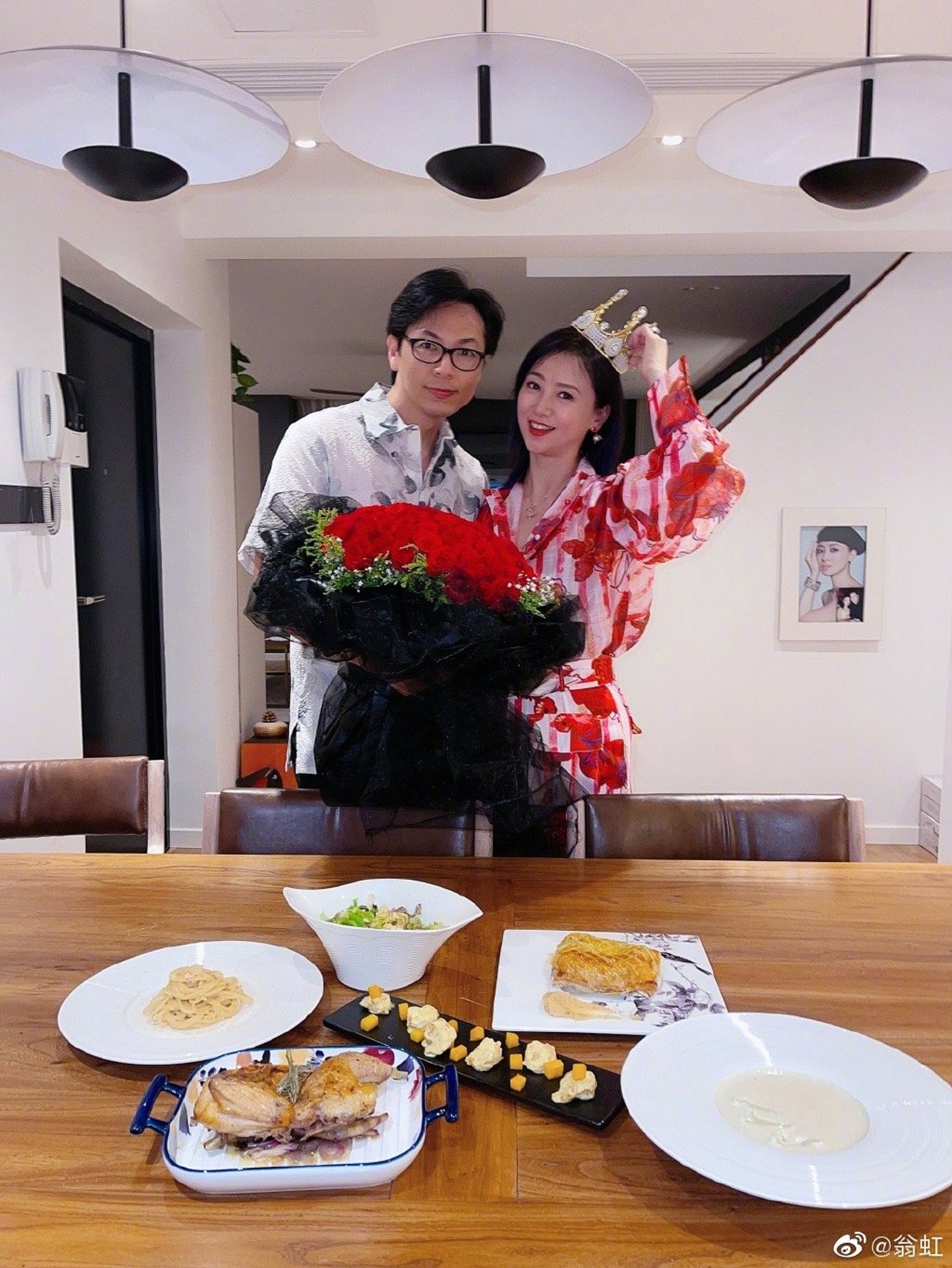  一家三口庆生‧53岁翁虹同框女儿像姊妹