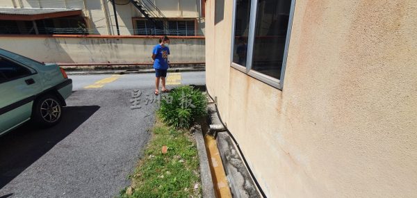 不满餐馆倒厨余入沟,住宅区遇闪电水灾会飘“咖喱味”