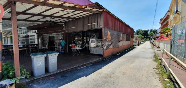 不满餐馆倒厨余入沟,住宅区遇闪电水灾会飘“咖喱味”