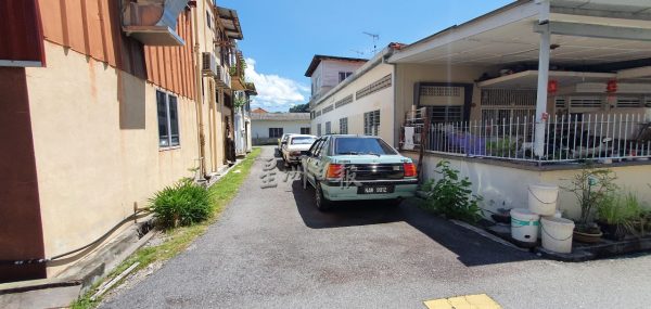 不满餐馆倒厨余入沟，住宅区遇闪电水灾会飘“咖喱味”