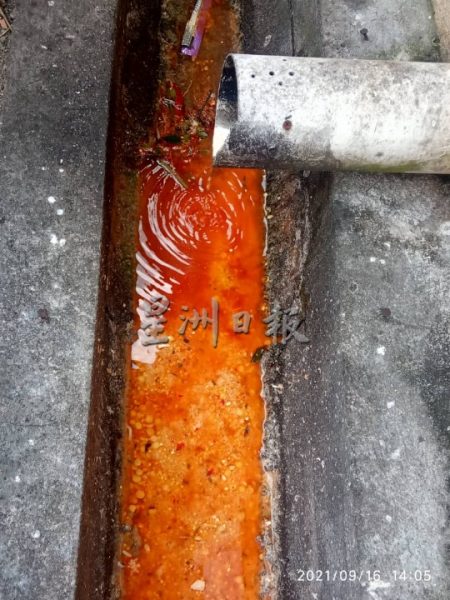 不满餐馆倒厨余入沟，住宅区遇闪电水灾会飘“咖喱味”