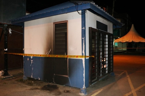 东：丹州万捷县日拉瓦区的1座警亭被人蓄意纵火，警方已扣留2名男子协助调查。