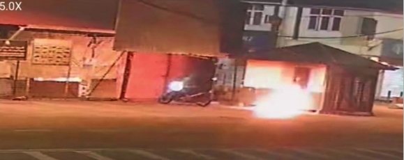 东：丹州万捷县日拉瓦区的1座警亭被人蓄意纵火，警方已扣留2名男子协助调查。