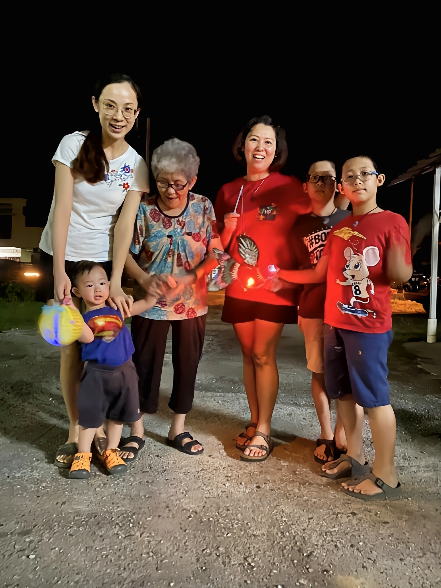 东:今年中秋暂还不能团圆