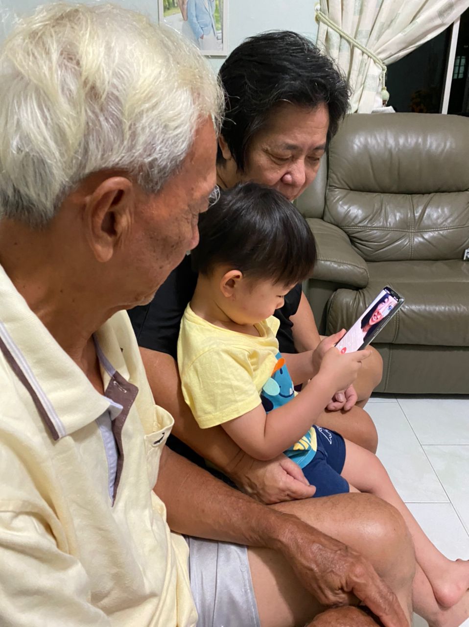 东:今年中秋暂还不能团圆