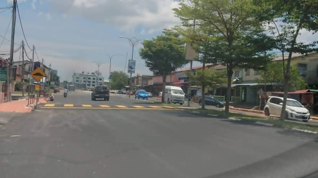 东:哥打峇鲁苏丹后再纳二世中央医院1名女护士日前驾车上班途中,失控撞路边电灯柱和店面后丧命。