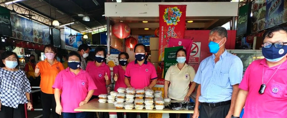 东:哥本苏丹华人小贩中心联合善心人士、吉兰丹德教会紫灵阁与丹州7个狮子会,今天分别派发200份爱心饭盒和120份援助品给清寒家庭,1个小时内就派完所有食物和援助品。