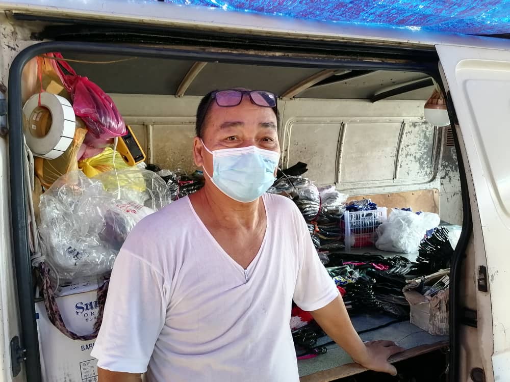 东:早市非基本商品摊位恢复营业。小贩:4个月无收入撑得太苦了!