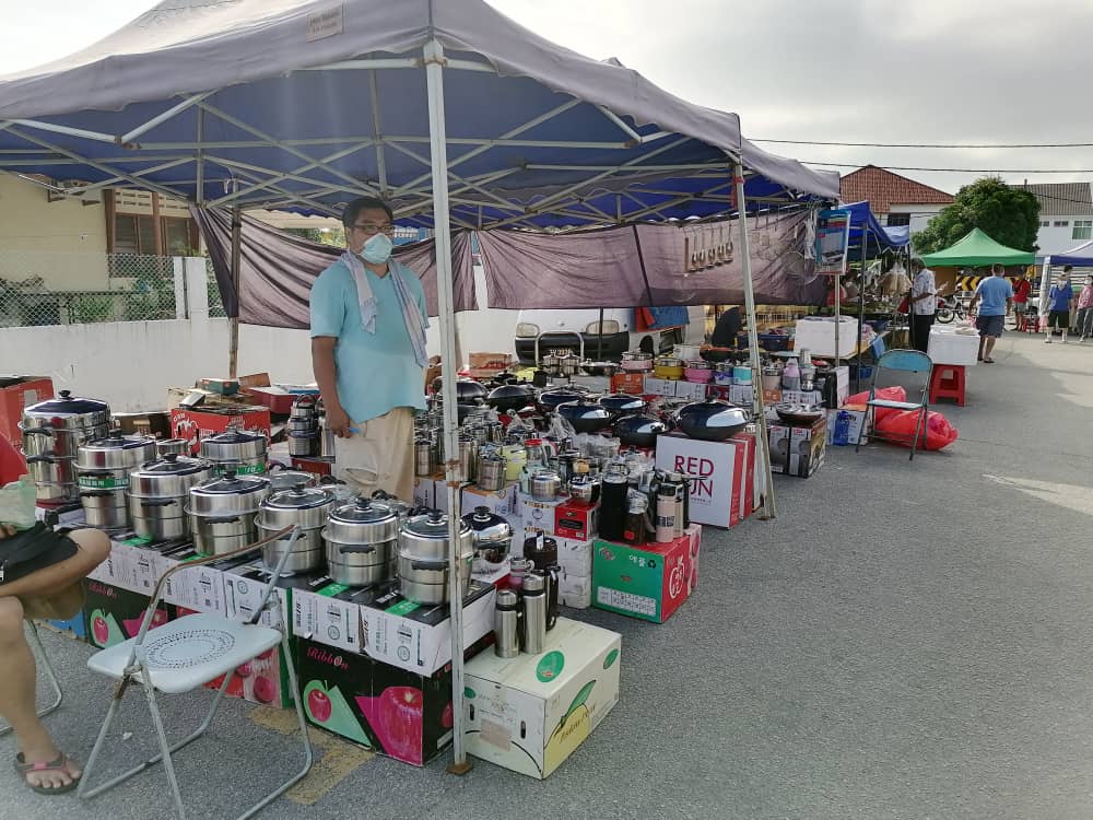 东:早市非基本商品摊位恢复营业。小贩:4个月无收入撑得太苦了!