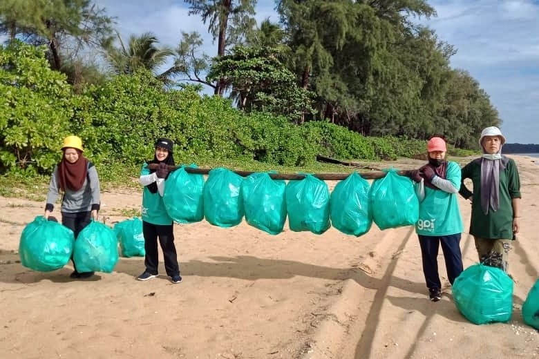 东:海滩重新开放,不但吸引人潮,也带来许多垃圾,环保 团体“Geng Plastik Ija”周末在22个地点共清理了超过1公吨的垃圾。