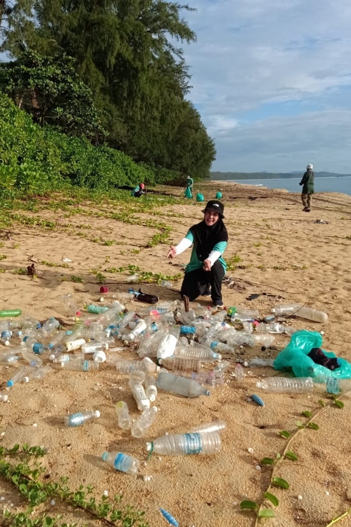 东:海滩重新开放,不但吸引人潮,也带来许多垃圾,环保 团体“Geng Plastik Ija”周末在22个地点共清理了超过1公吨的垃圾。